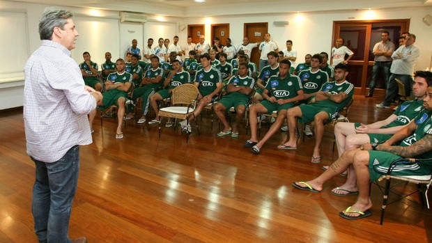 Gilson Kleina conversa com jogadores do Palmeiras (Foto: CESAR GRECO/FOTOARENA/AE)