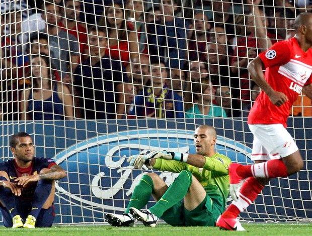 Daniel Alves e Valdes, Barcelona x Spartak Moscow (Foto: Agência Reuters)