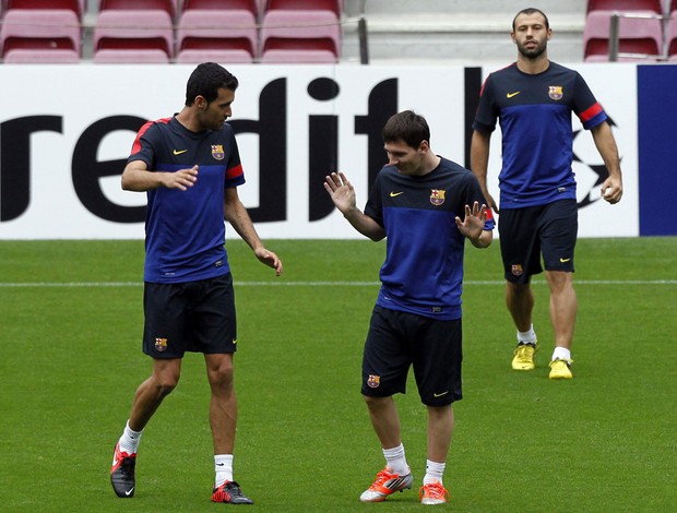 messi busquets barcelona treino (Foto: Agência Reuters)