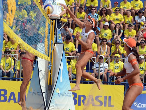 Juliana e Larissa vencem Ágatha e Bárbara Seixas na final da etapa de Cuiabá do Circuito Brasileiro de Vôlei de Praia (Foto: Mauricio Kaye / CBV)