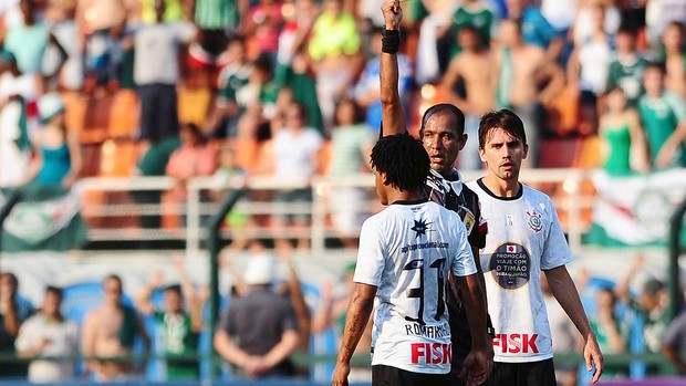 Confusão Romarinho Palmeiras x Corinthians (Foto: Marcos Ribolli / Globoesporte.com)