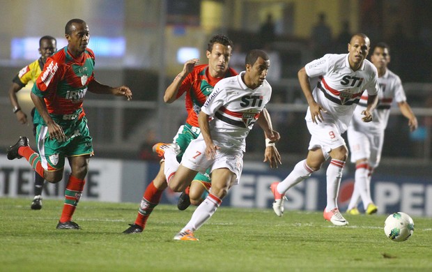 Lucas, São Paulo e Portuguesa (Foto: Marcos Bezerra / Futura Press)