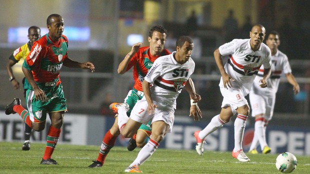 Lucas, São Paulo e Portuguesa (Foto: Marcos Bezerra / Futura Press)