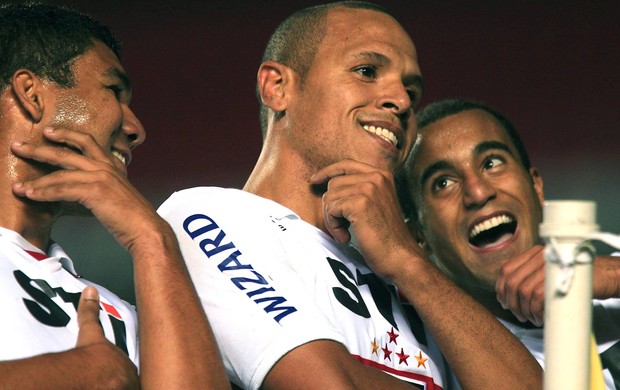 Lucas e Luis Fabiano, São Paulo e Portuguesa (Foto: Idário Café / VIPCOMM)