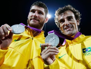 Alison e Emanuel medalha de prata vôlei de praia olimpíadas 2012 (Foto: Reuters)