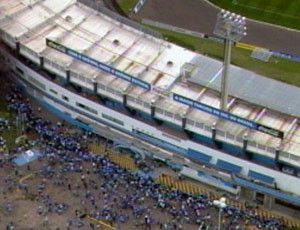 Vista aérea do abraço ao Estádio Olímpico, em Porto Alegre, no aniversário do Grêmio (Foto: Reprodução/RBS TV)