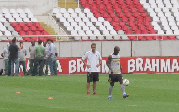 Seedorf trabalha com seu fisioterapeuta particular no Engenhão (Foto: Thales Soares / Globoesporte.com)