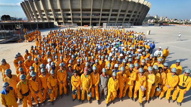 Operários fazem foto comemorativa dos 47 anos do Mineirão (Foto: Sylvio Coutinho / Divulgação)