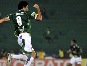 Bruno Mendes comemora gol do Guarani contra o Botafogo (Foto: Rodrigo Villalba / Memory Press)