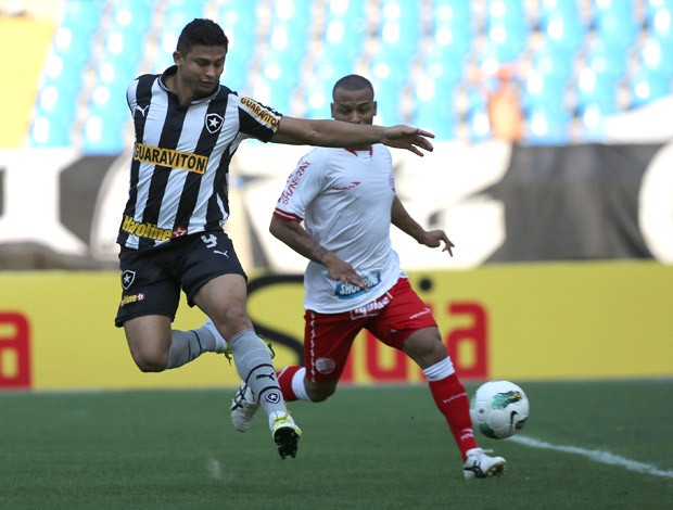 Elkeson gol de letra Botafogo (Foto: Jorge William / Agência O Globo)