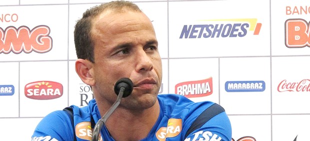 Leo, coletiva Santos (Foto: Lincoln Chaves / Globoesporte.com)