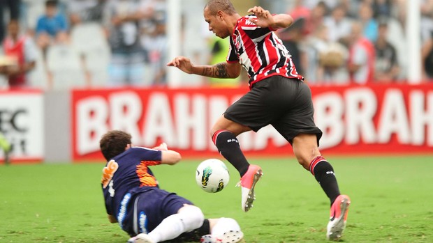 Luis Fabiano São Paulo x Santos (Foto: Marcos Ribolli / Globoesporte.com)