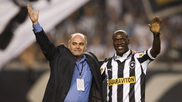 O presidente do Botafogo, Mauricio Assumpção, na chegada de Seedorf