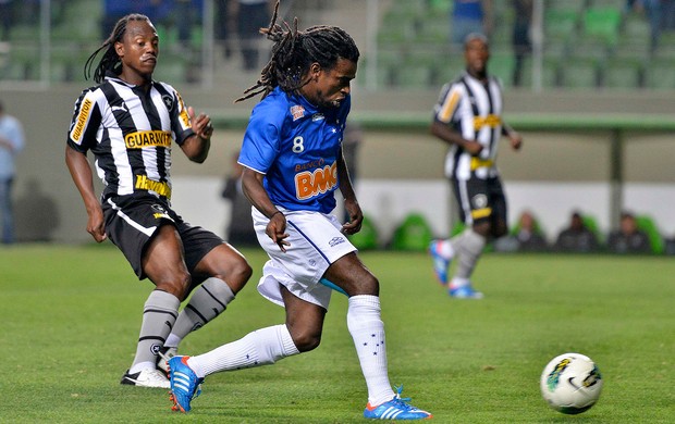 Tinga, Andrezinho, Cruzeiro x Botafogo (Foto: Pedro Vilela / Futura Press)