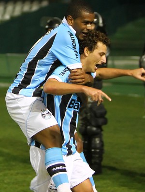 Fernando vibra com gol de Elano diante do Coritiba (Foto: Lucas Uebel/Grêmio FBPA)