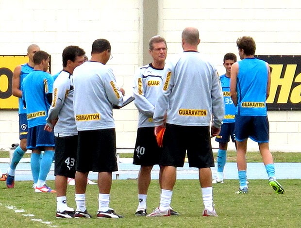 Oswaldo de Oliveira no treino do Botafogo (Foto: Thales Soares / Globoesporte.com)