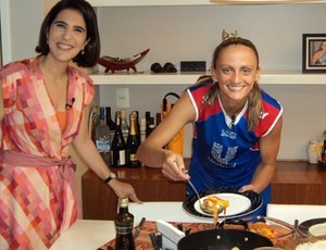 Tá na área fabi cozinhando em casa (Foto: Marcela Dottling)