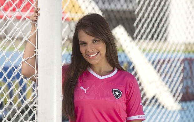 Gandula Fernanda Maia com a camisa rosa do Botafogo (Foto: Divulgação / Puma)