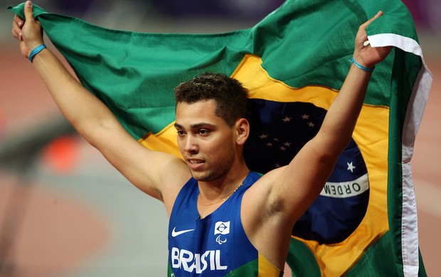 Alan se interessou por atletismo com apenas oito anos e corria com próteses de madeira (Foto: Divulgação/CPB)