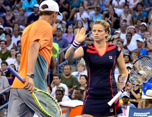 Clijsters cumprimenta o parceiro Bob Bryan após sua partida de despedida (Foto: Divulgação / US Open)