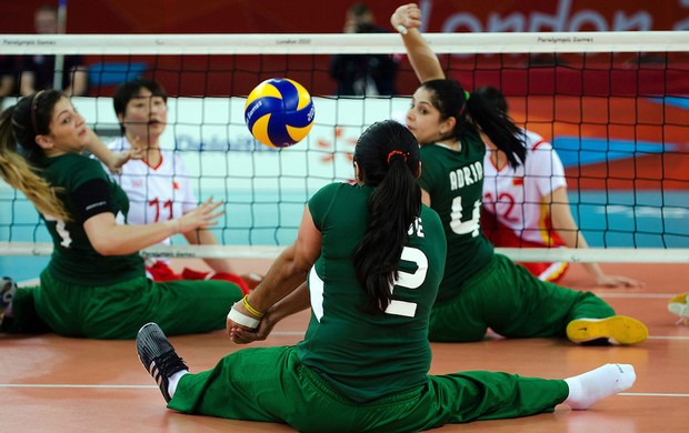 Brasil e China no vôlei sentado feminino (Foto: Guilherme Taboadal/CPB)