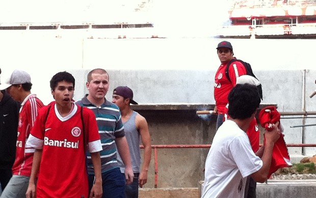 Torcedores do Inter fazem protesto no Beira-Rio (Foto: Tomas Hammes / GLOBOESPORTE.COM)