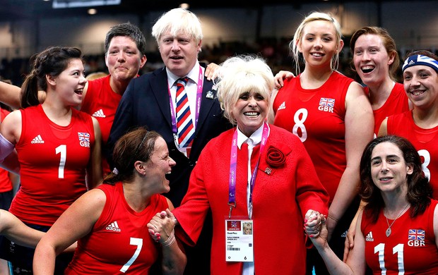 Boris Johnson, prefeito de Londres, posando com o time de vôlei nas paralimpíadas (Foto: Reuters)