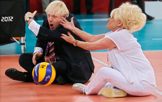 Barbara Windsor e o prefeito de londres Boris Johnson jogam vôlei sentado paralimpíada 2012 (Foto: Agência Reuters)