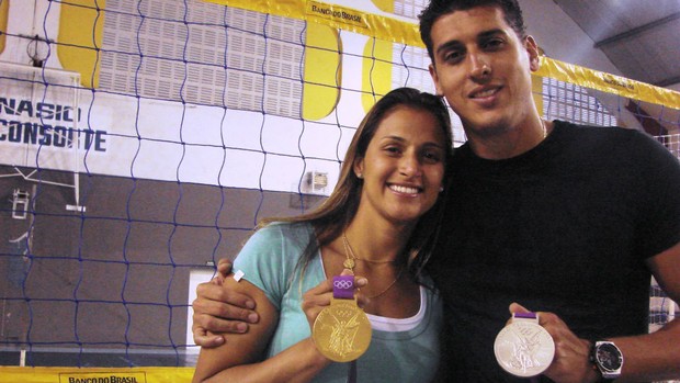 Casal mostra medalhas conquistadas em Londres (Foto: Filipe Rodrigues/ Globoesporte.com)