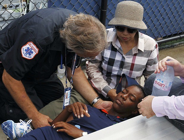 Boleira desmaia US Open tênis (Foto: Reuters)