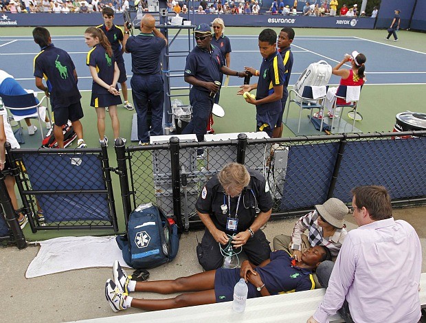 Boleira desmaia US Open tênis (Foto: Reuters)