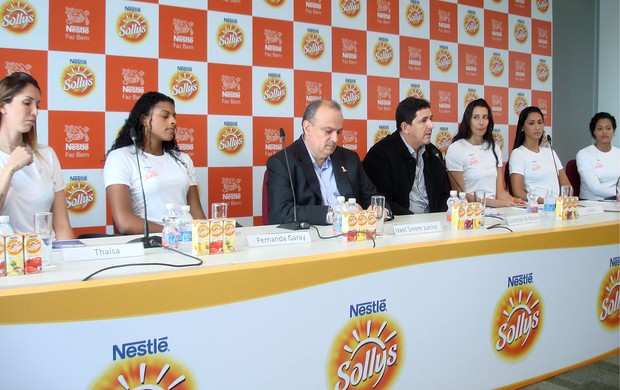 vôlei Sollys Nestlé Thaísa, Fernanda Garay, Izael Sinem Junior (diretor Nestlé), Luizomar de Moura (técnico), Sheila, Jaqueline e Adenizia (Foto: Adilson Barros / Globoesporte.com)