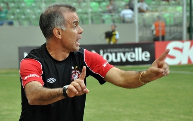 Técnico Jorginho, do Atlético-PR, no jogo contra o América-MG (Foto: Gustavo Oliveira/Site Oficial do Atlético-PR)