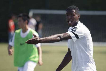 Wallace orienta os companheiros no treino