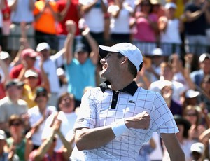 Aplaudido pela torcida da casa, o americano comemora bicampeonato no torneio (Foto: Getty Images)