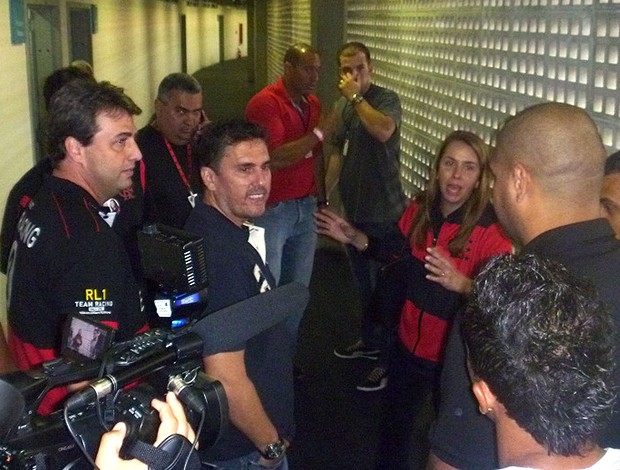 Adriano com a presidente Patricia Amorim (Foto: Fla / Imagem)