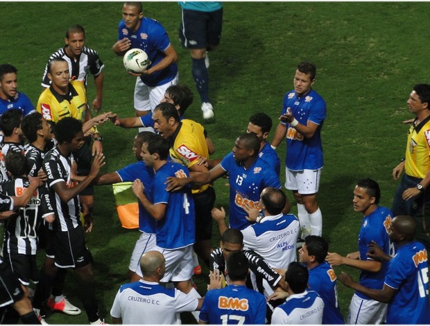 Jogadores de Cruzeiro e Atlético-MG discutem no gramado (Foto: Lucas Catta Prêta / Globoesporte.com)