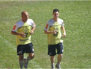 Fábio Júnior e Alessandro fazem corrida no gramado (Foto: Roberto Filho / Globoesporte.com)