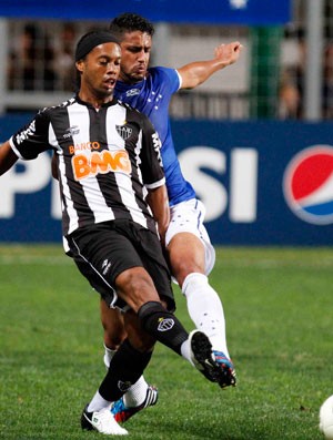 Ronaldinho e Leonardo Silva, Cruzeiro x Atlético-MG (Foto: Washington Alves / Vipcomm)