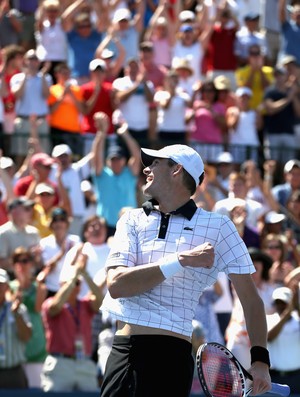 Aplaudido pela torcida da casa, o americano comemora bicampeonato no torneio (Foto: Getty Images)