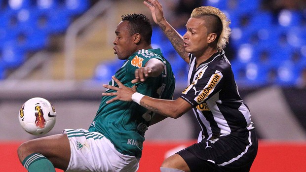 Obina Palmeiras e Fabio Ferreira Botafogo (Foto: EFE)