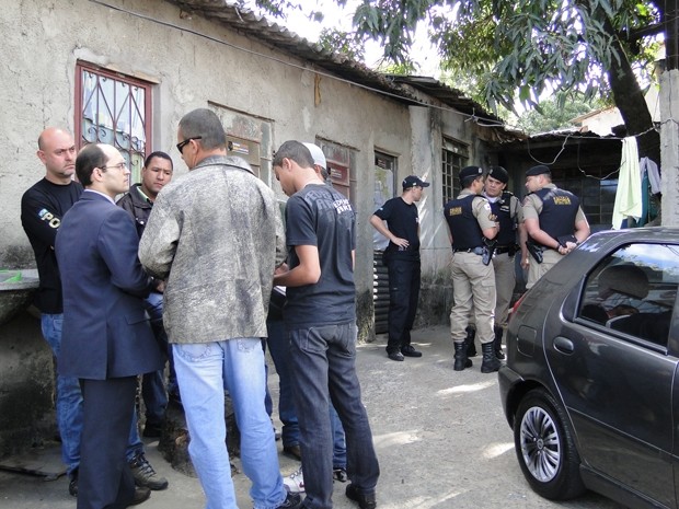 Movimentação dos policiais no local onde o corpo foi encontrado. (Foto: Pedro Triginelli/G1)