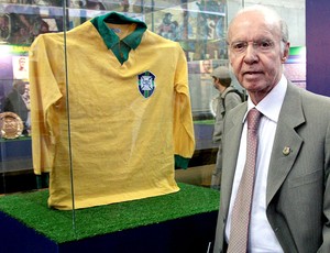 Zagallo posa ao lado da camisa da Seleção de 1962 (Foto: Marcos Alves / Ag. O Globo)