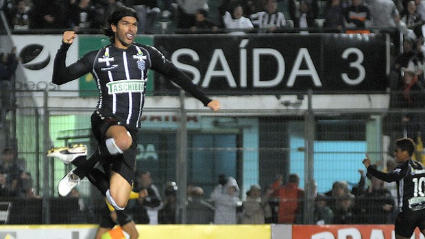 Loco abreu, Figueirense x Atlético-MG (Foto: Antônio Carlos Mafalda / Agência Estado)