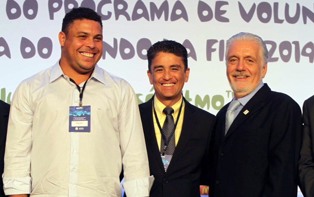 ronaldo bebe jaques wagner copa do mundo (Foto:  Manu Dias/Secom/Divulgação)