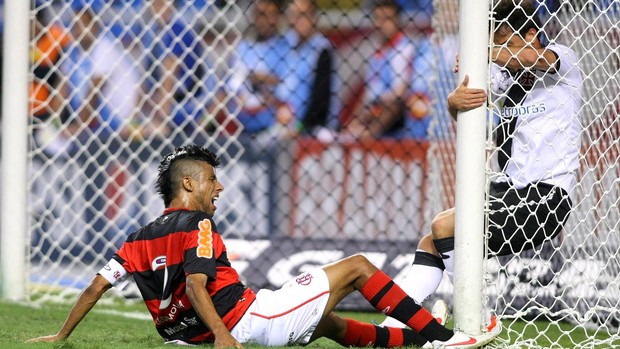 Leo moura flamengo vasco (Foto: Guilherme Pinto / Agência O Globo)