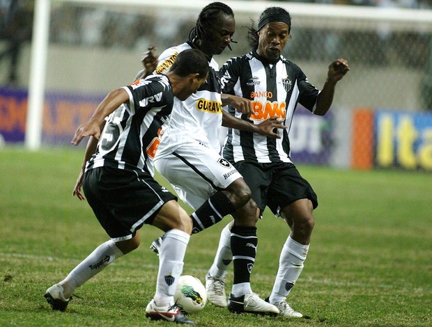 andrezinho botafogo ronaldinho gaucho atlético-mg (Foto: Paulo Fonseca / Agência Estado)