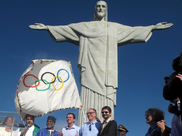 Bandeira olímpica foi levada ao Cristo Redentor neste domingo (19) (Foto: Bernardo Tabak/G1)