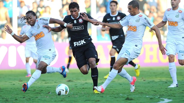 Paulinho corinthians Arouca santos (Foto: Marcos Ribolli / Globoesporte.com)