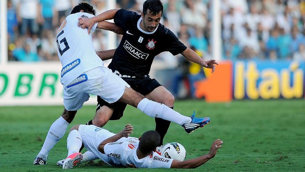 douglas corinthians durval santos (Foto: Marcos Ribolli / Globoesporte.com)